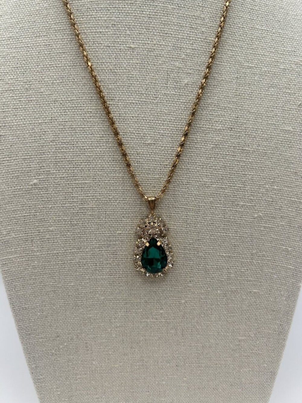 Vintage Emerald Green Glass Teardrop Pendant Necklace Gold Tone Halo Elegant Fun
